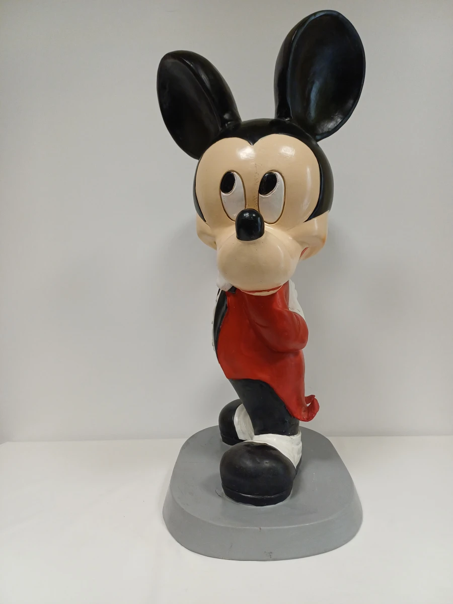 Beeld van Mickey Mouse als ober met dienblad