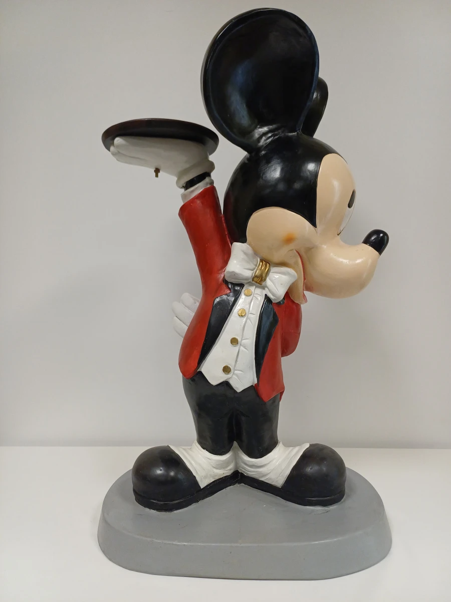 Beeld van Mickey Mouse als ober met dienblad