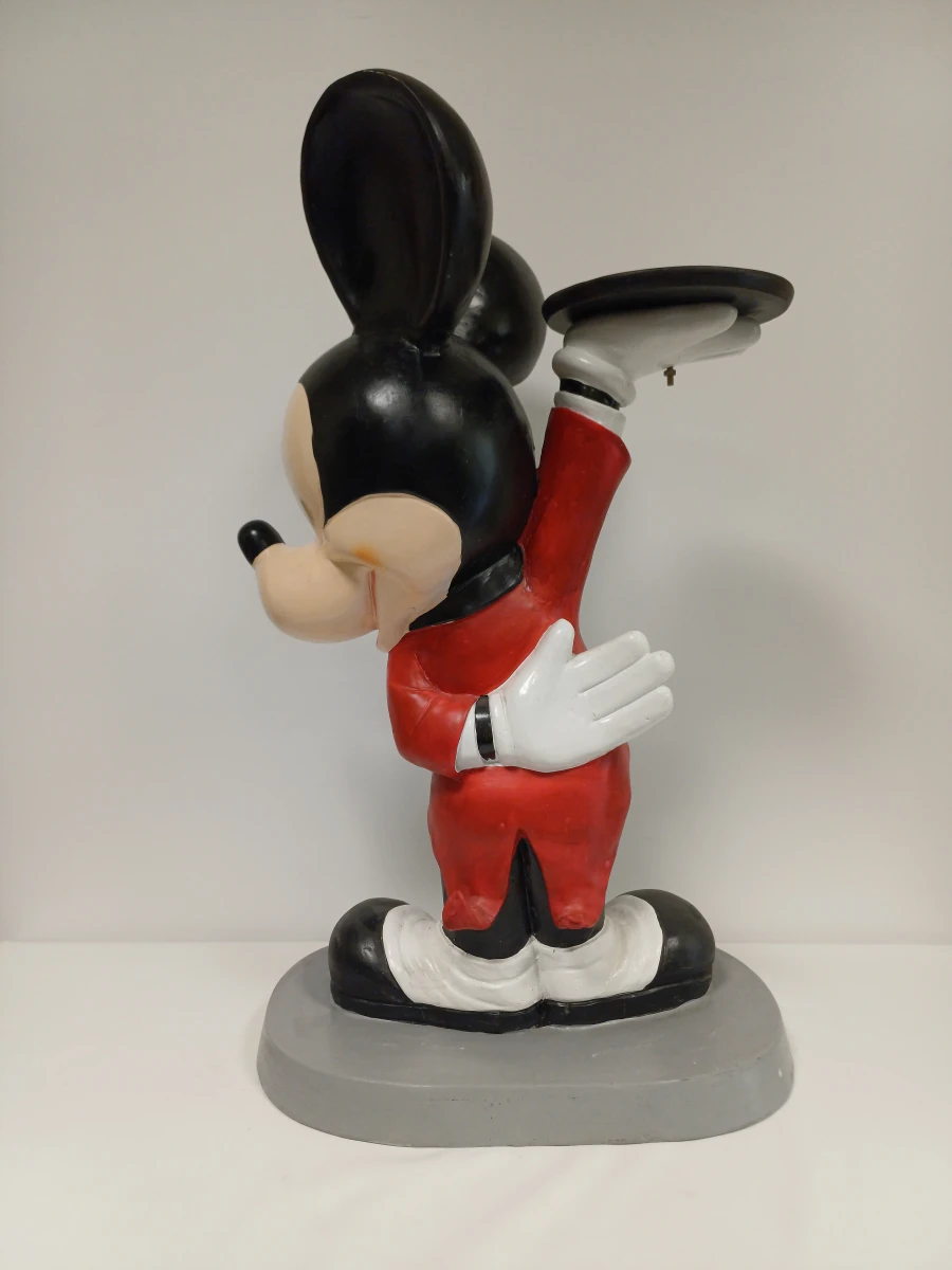 Beeld van Mickey Mouse als ober met dienblad