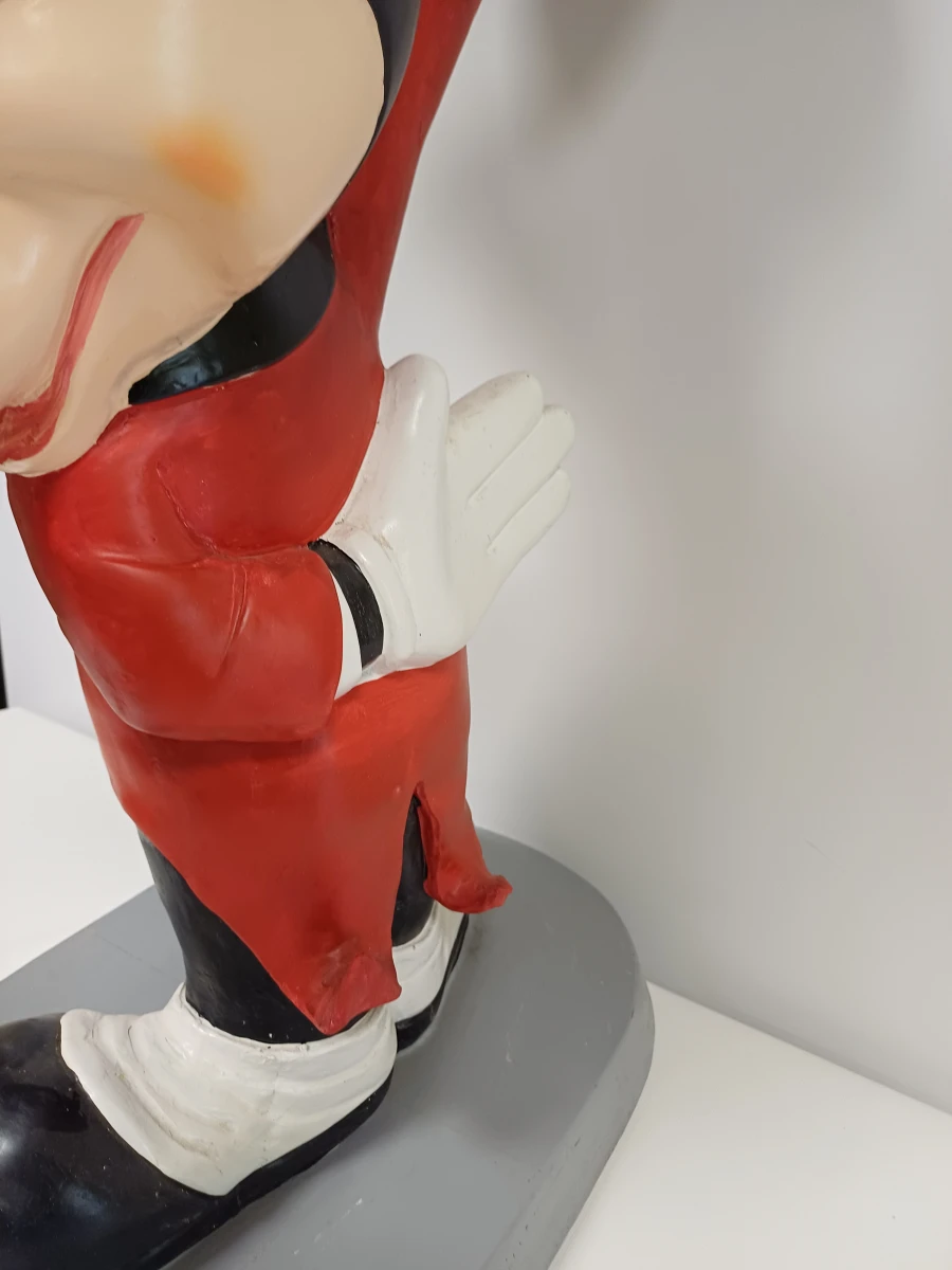 Beeld van Mickey Mouse als ober met dienblad