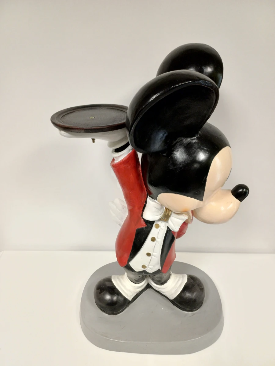 Beeld van Mickey Mouse als ober met dienblad