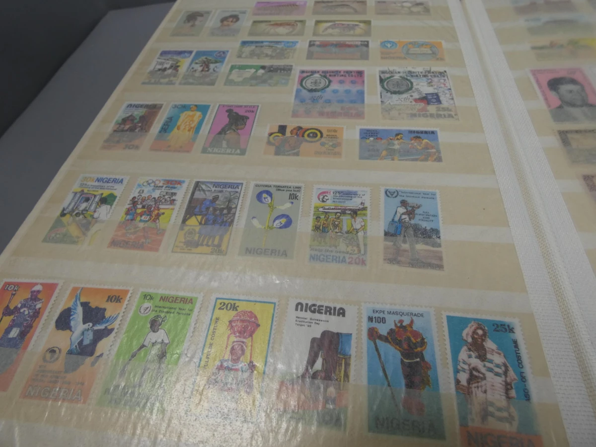 Rode postzegelboek "random"