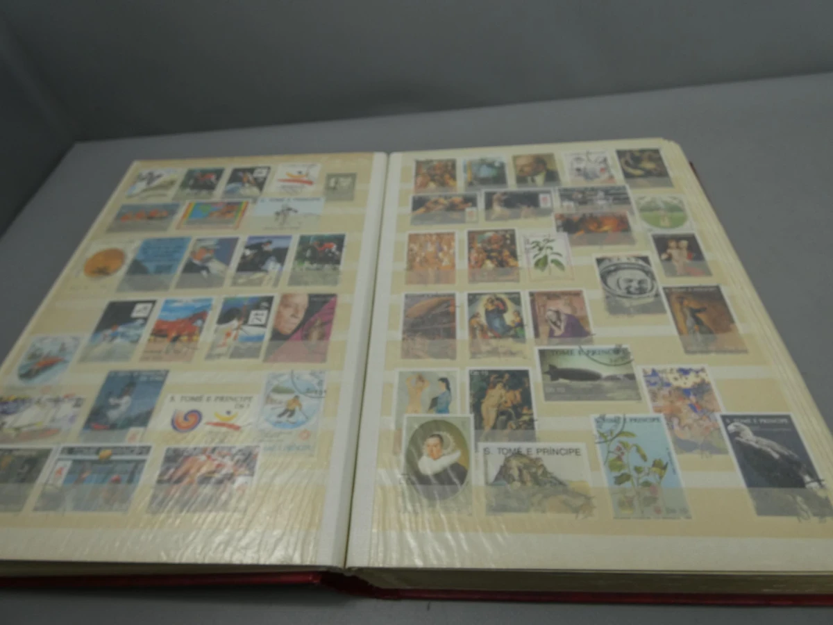 Rode postzegelboek "random"