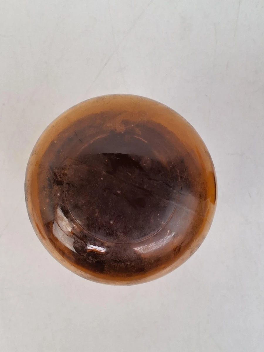 Twee vinage amberkleurige glazen apotheekpotten