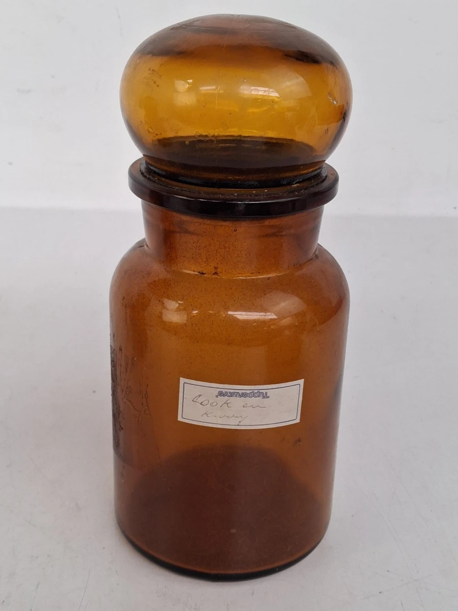 Twee vinage amberkleurige glazen apotheekpotten