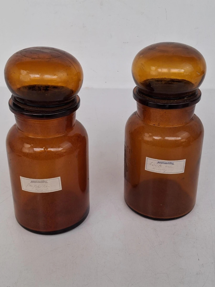 Twee vinage amberkleurige glazen apotheekpotten