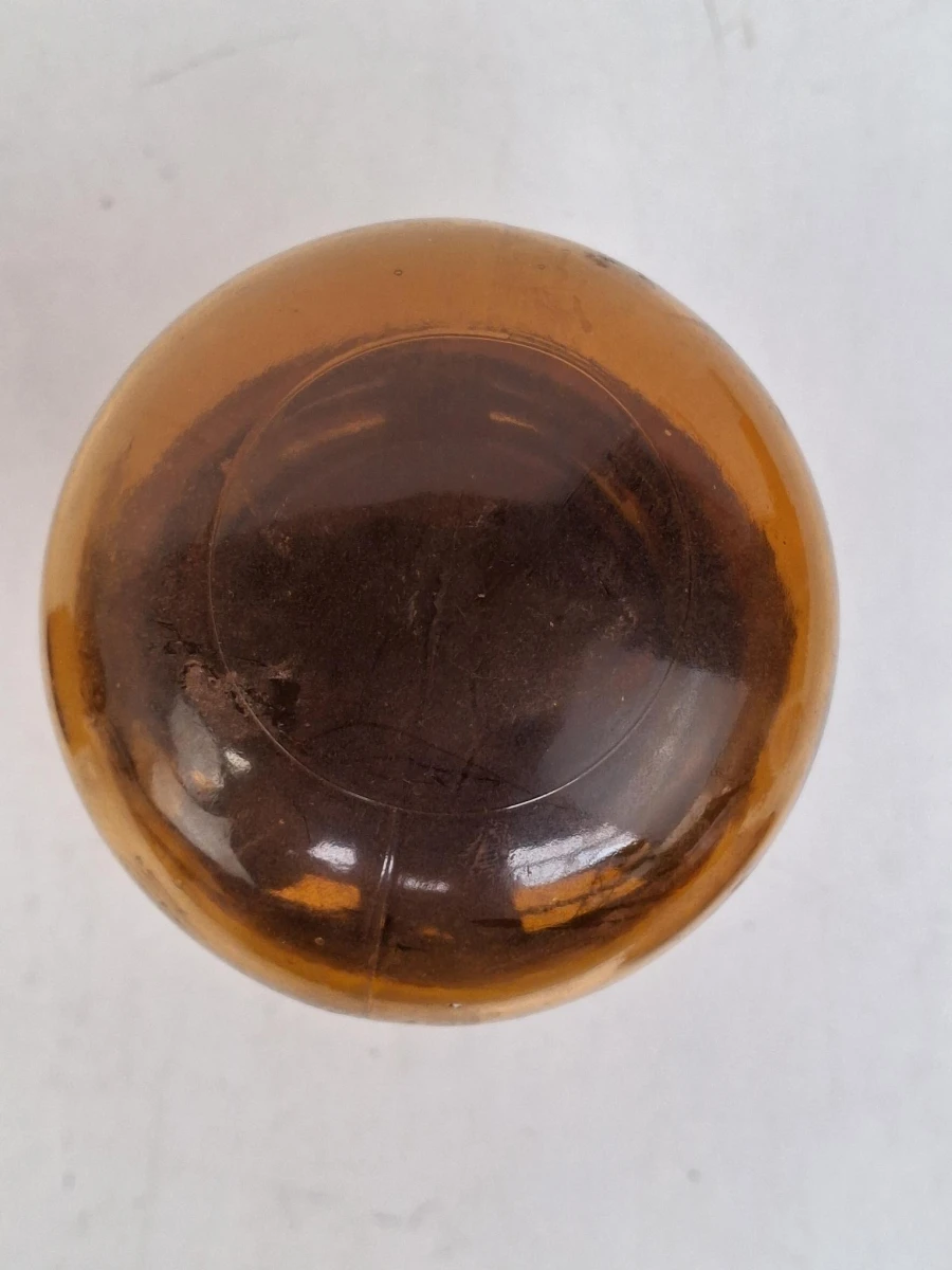 Twee vinage amberkleurige glazen apotheekpotten