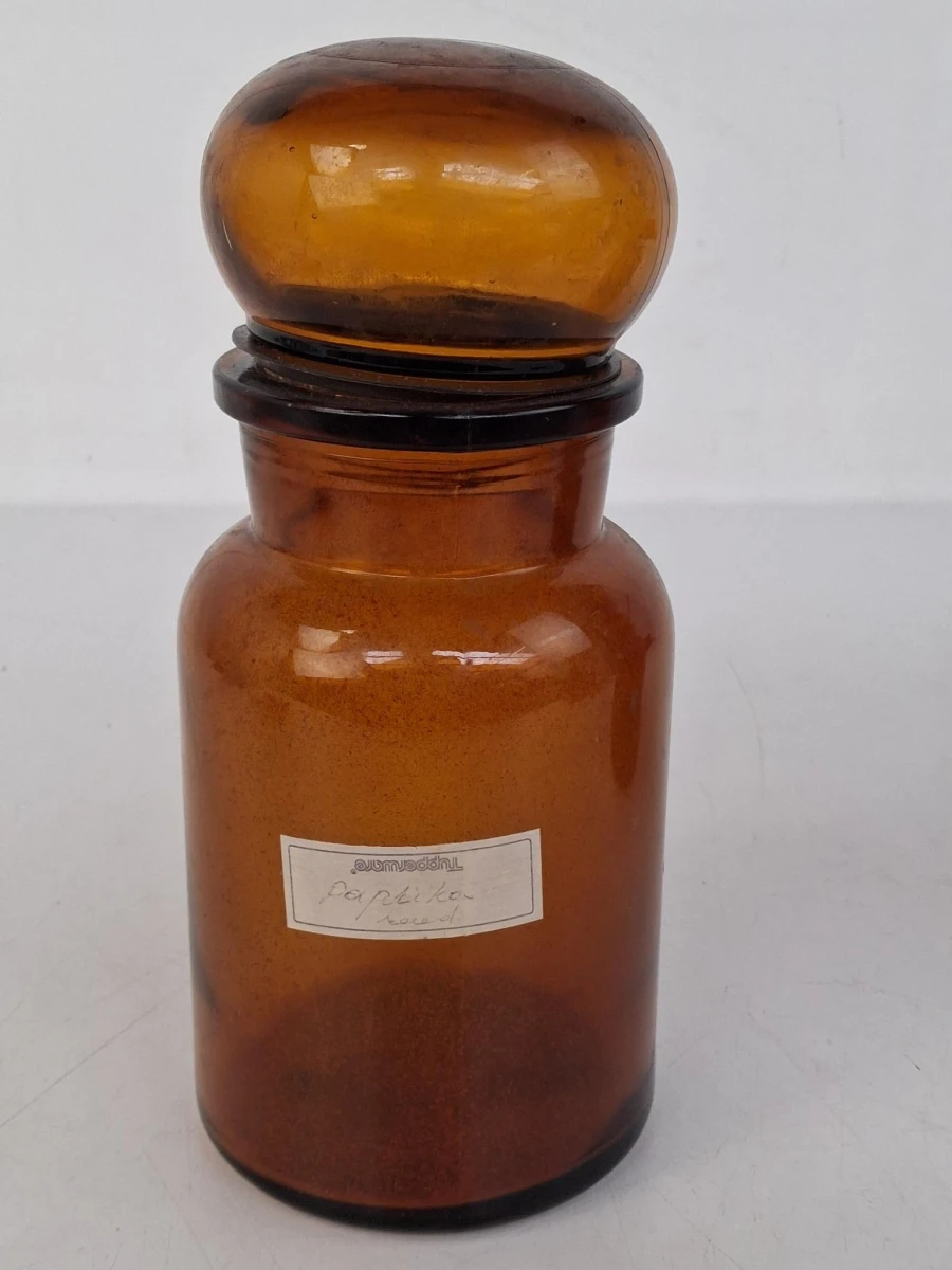 Twee vinage amberkleurige glazen apotheekpotten