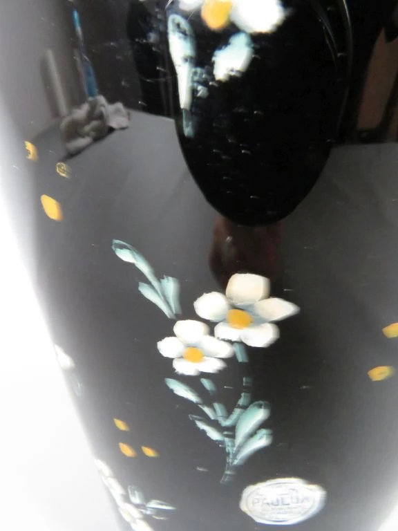 Zwarte glazen vaas met bloemmotief