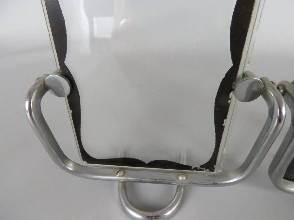 Set van 2 vintage fotolijstjes met metalen standaard