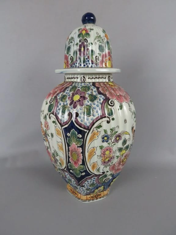 Handgeschilderde polychrome dekselvaas uit Holland