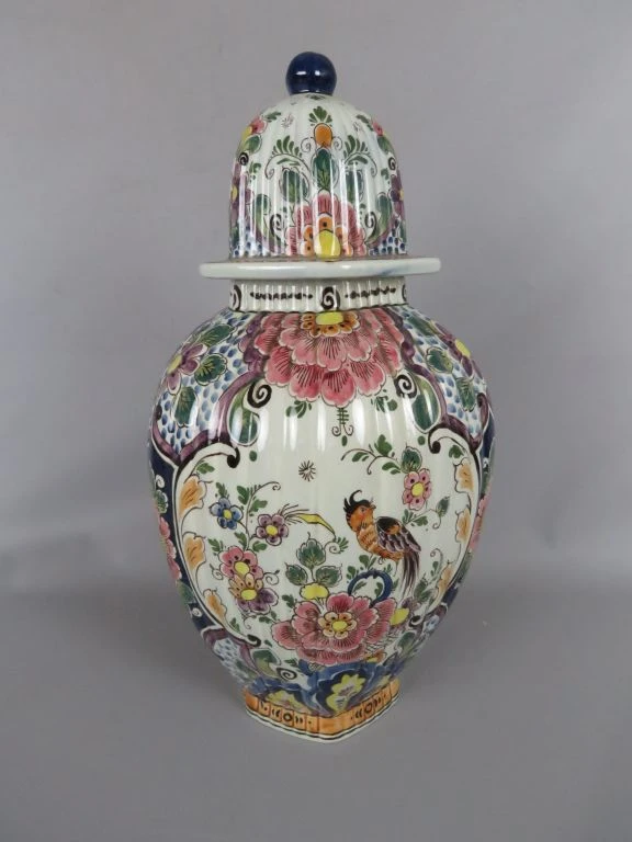 Handgeschilderde polychrome dekselvaas uit Holland