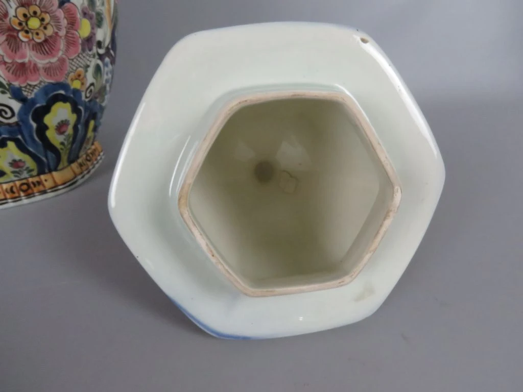 Handgeschilderde polychrome dekselvaas uit Holland
