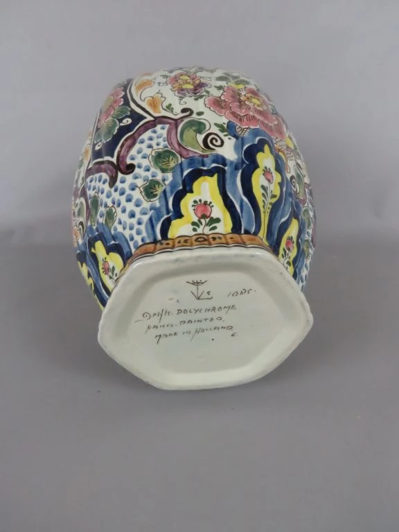 Handgeschilderde polychrome dekselvaas uit Holland