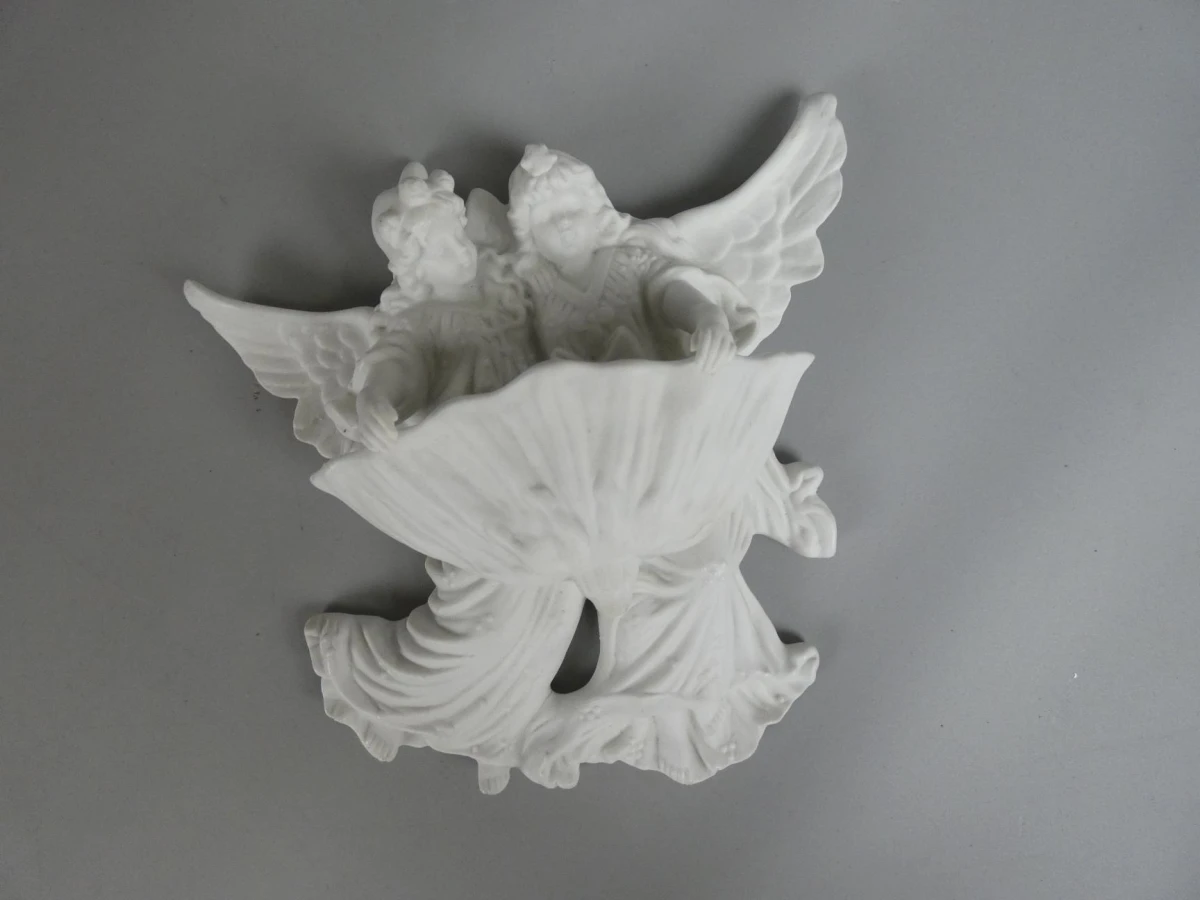 Witte decoratieve engelenbeeldje van keramiek