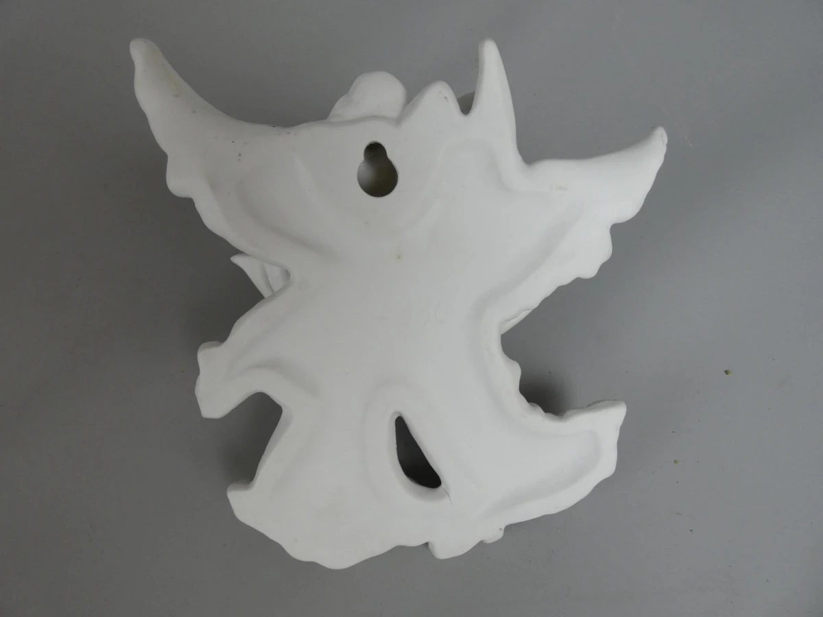 Witte decoratieve engelenbeeldje van keramiek