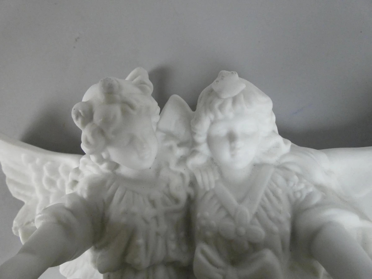 Witte decoratieve engelenbeeldje van keramiek