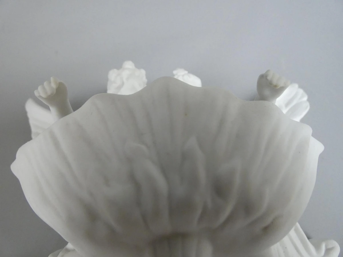 Witte decoratieve engelenbeeldje van keramiek
