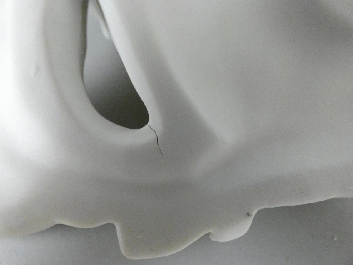Witte decoratieve engelenbeeldje van keramiek