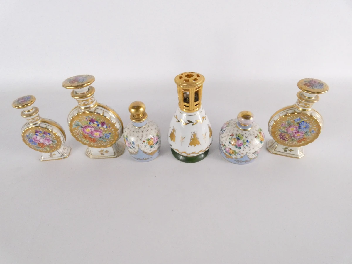 Verzameling van zes decoratieve parfumflesjes, France.