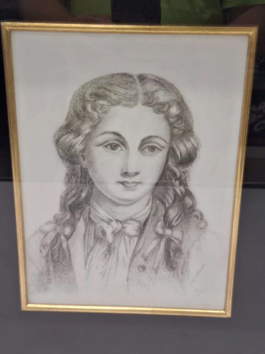 Handgetekend portret van jong meisje - potloodtekening in vergulde lijst