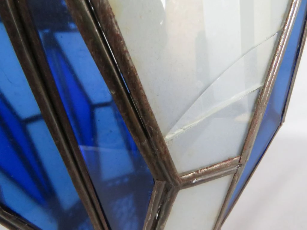 Metalen hanglamp met blauw-wit glas
