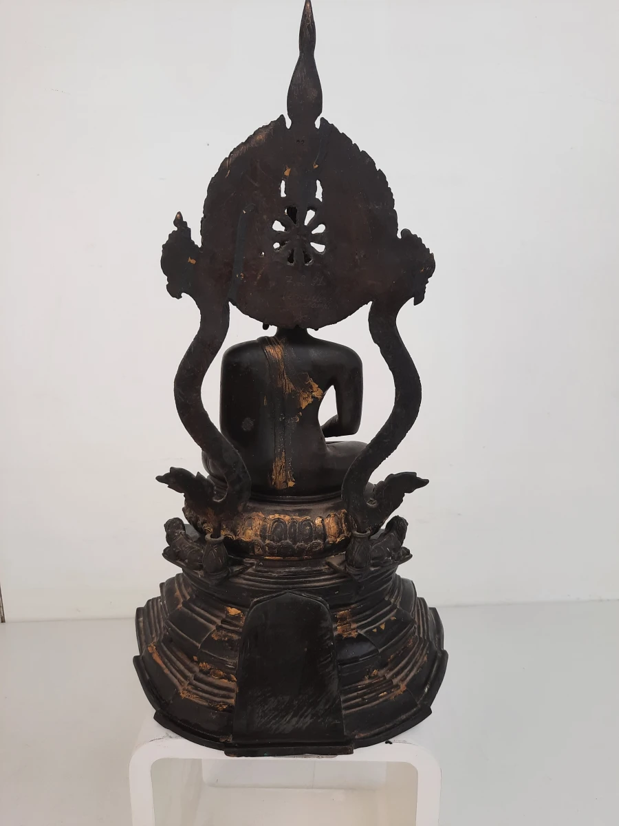 Thais bronskleurig / gegoten beeld van Phra Buddha Chinnarat (Zegevierende Boeddha)
