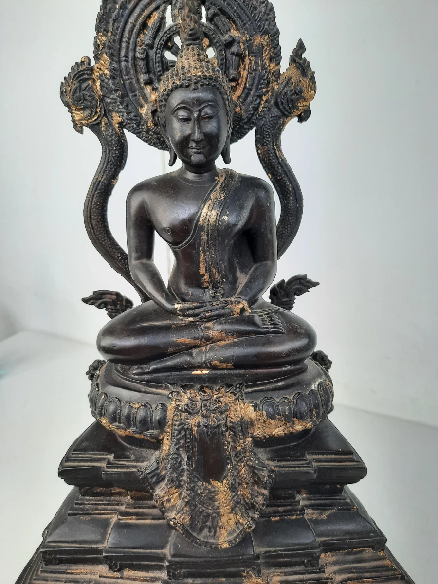 Thais bronskleurig / gegoten beeld van Phra Buddha Chinnarat (Zegevierende Boeddha)