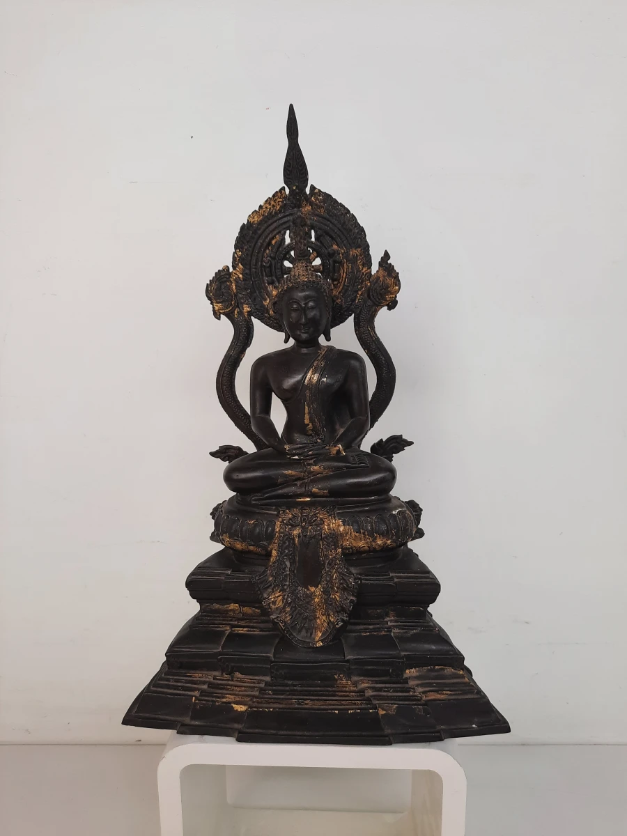 Thais bronskleurig / gegoten beeld van Phra Buddha Chinnarat (Zegevierende Boeddha)