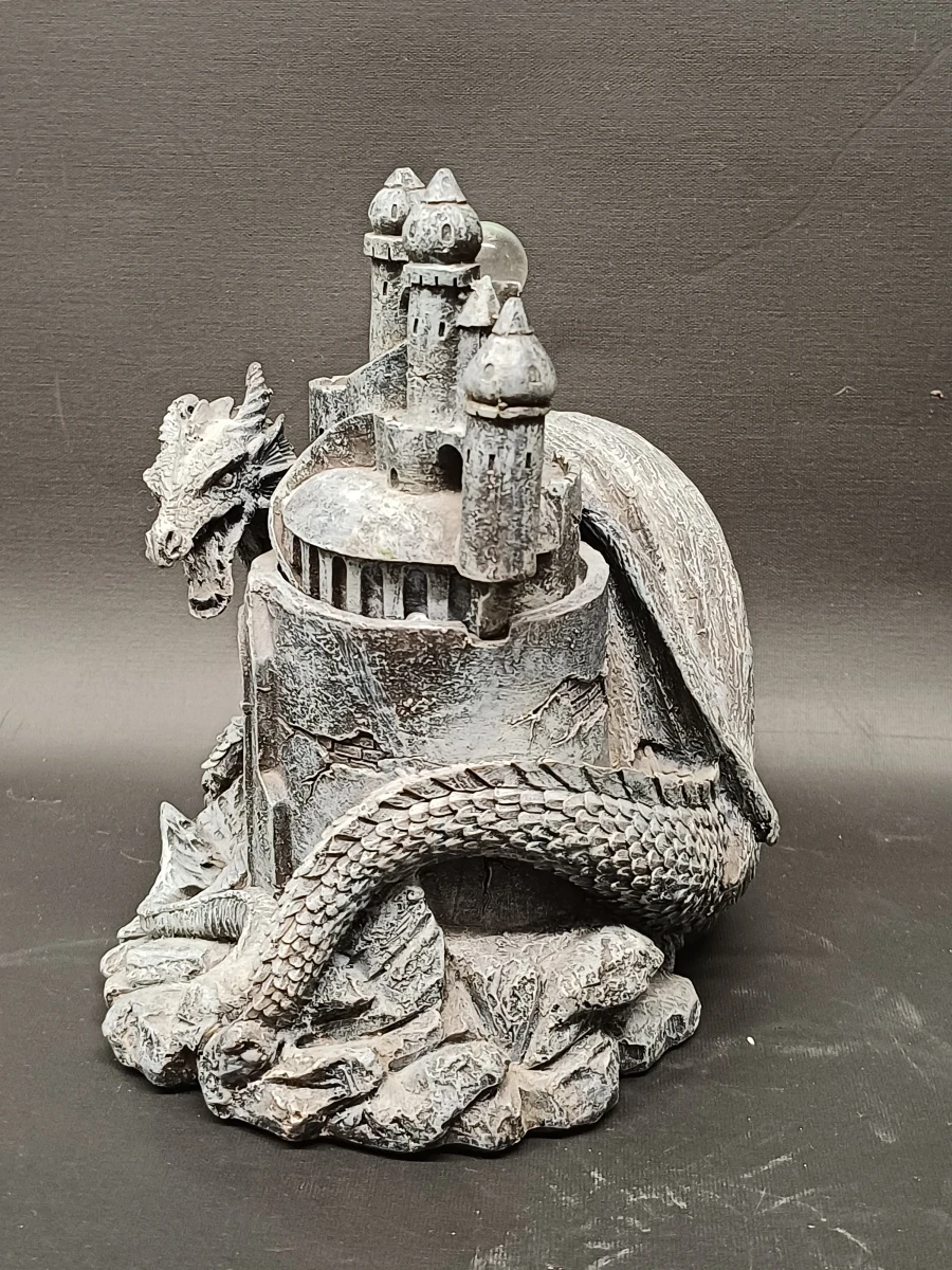 Fantasy draak met kasteel