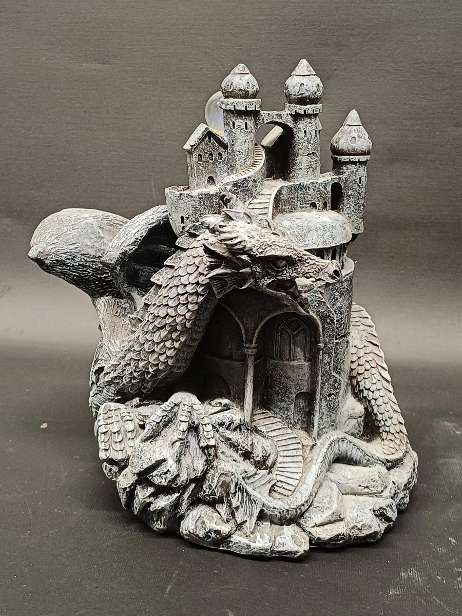 Fantasy draak met kasteel