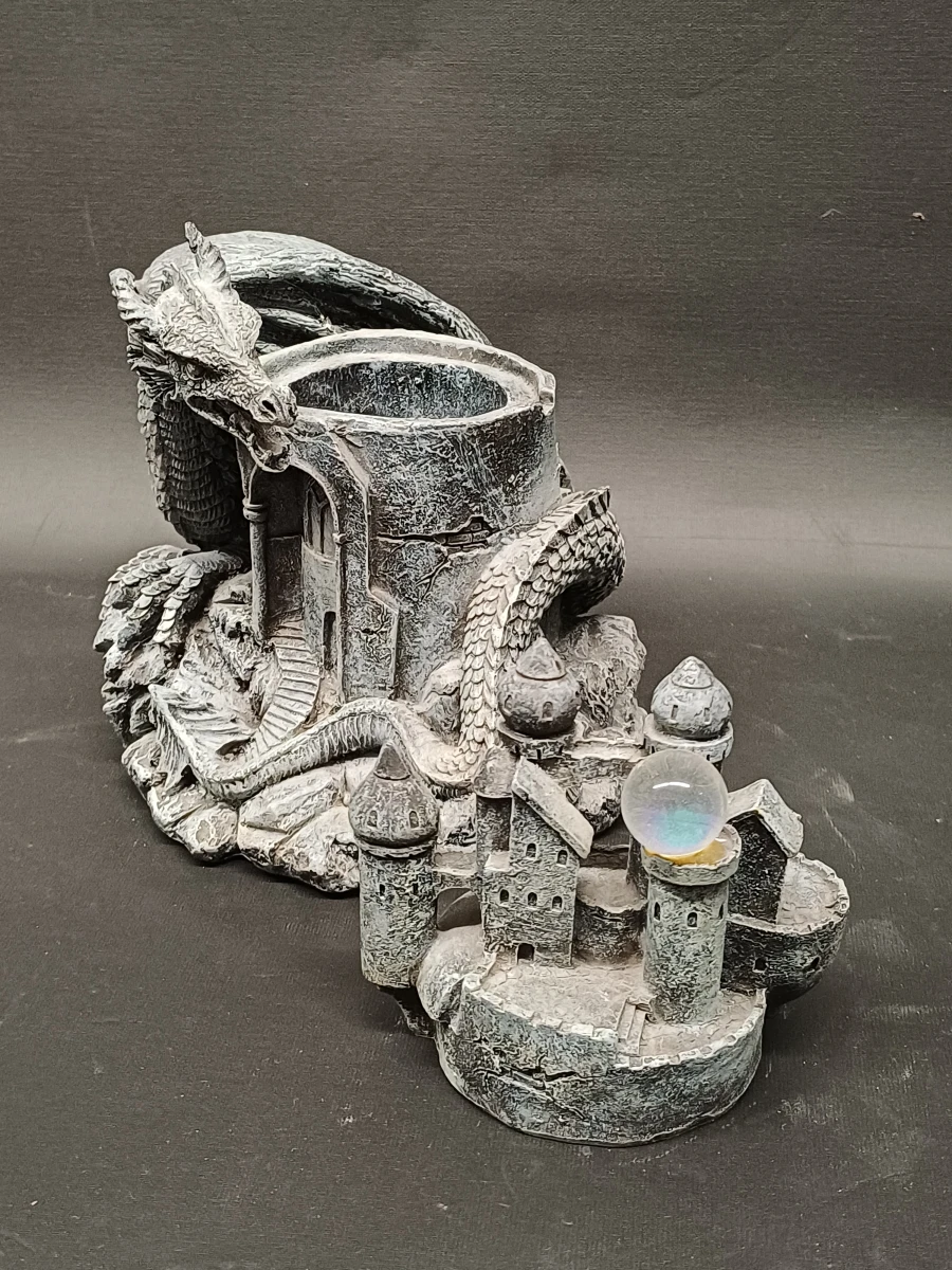 Fantasy draak met kasteel
