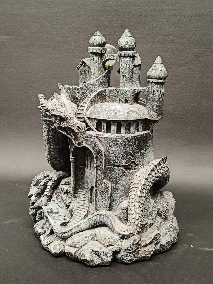 Fantasy draak met kasteel