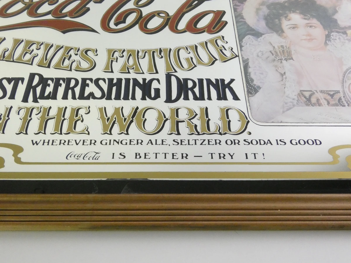 Decoratieve Coca-Cola reclamespiegel met houten lijst
