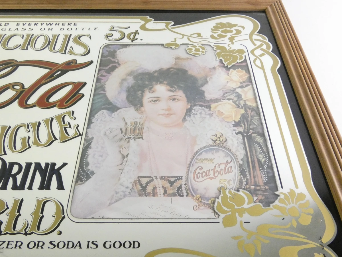 Decoratieve Coca-Cola reclamespiegel met houten lijst