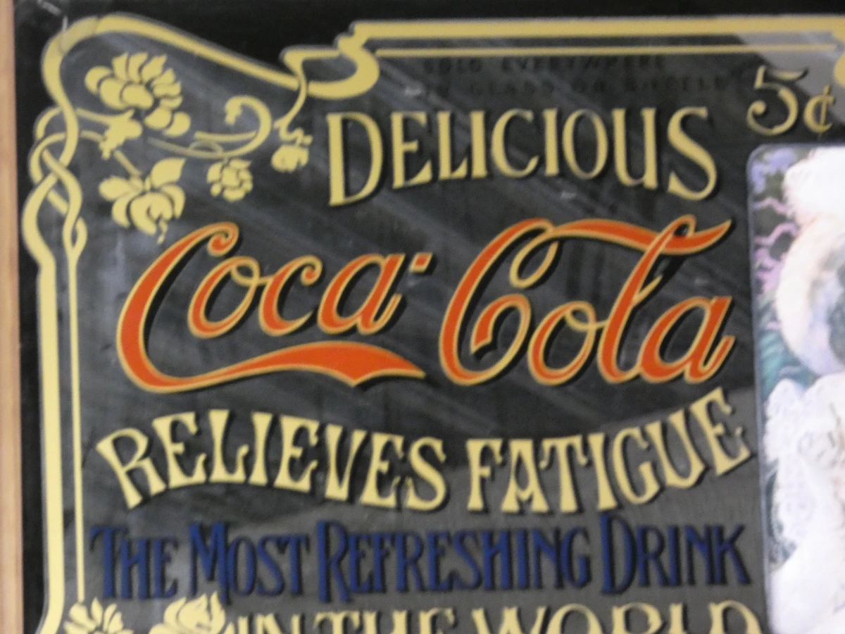Decoratieve Coca-Cola reclamespiegel met houten lijst