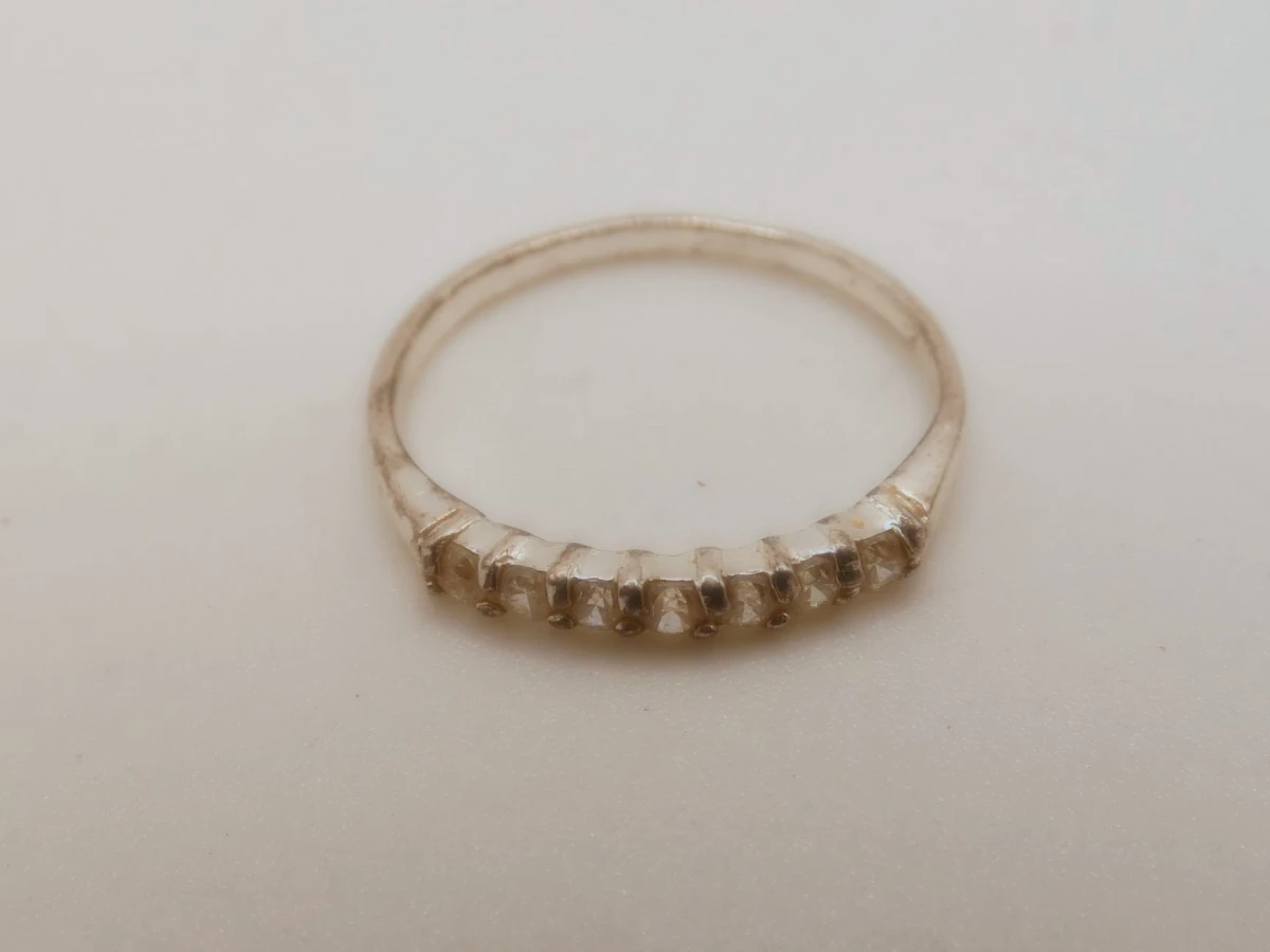 Zilveren ring met rij zirkonia's maat 52