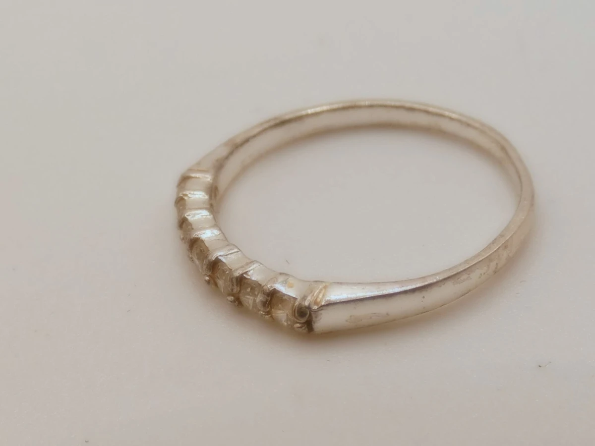 Zilveren ring met rij zirkonia's maat 52