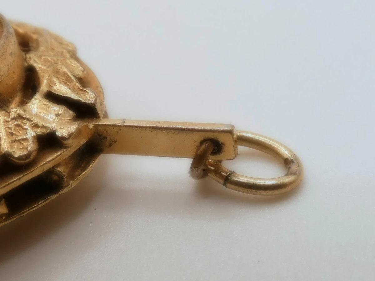 Goudkleurige hanger met cameo en horloge