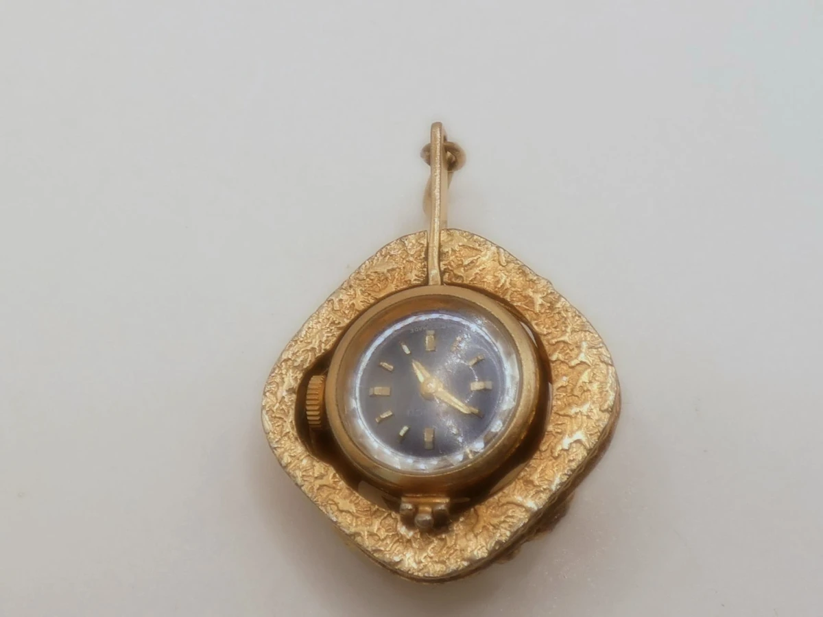 Goudkleurige hanger met cameo en horloge