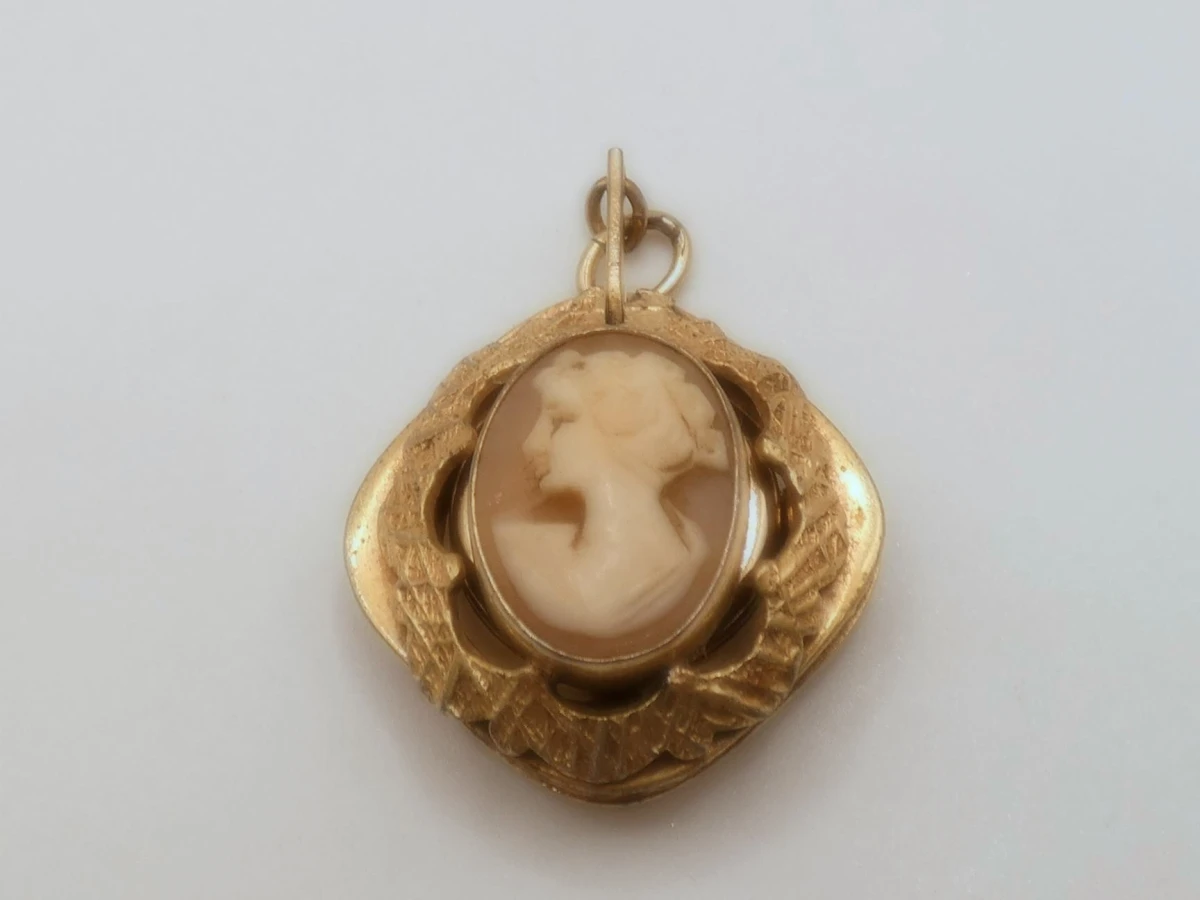 Goudkleurige hanger met cameo en horloge