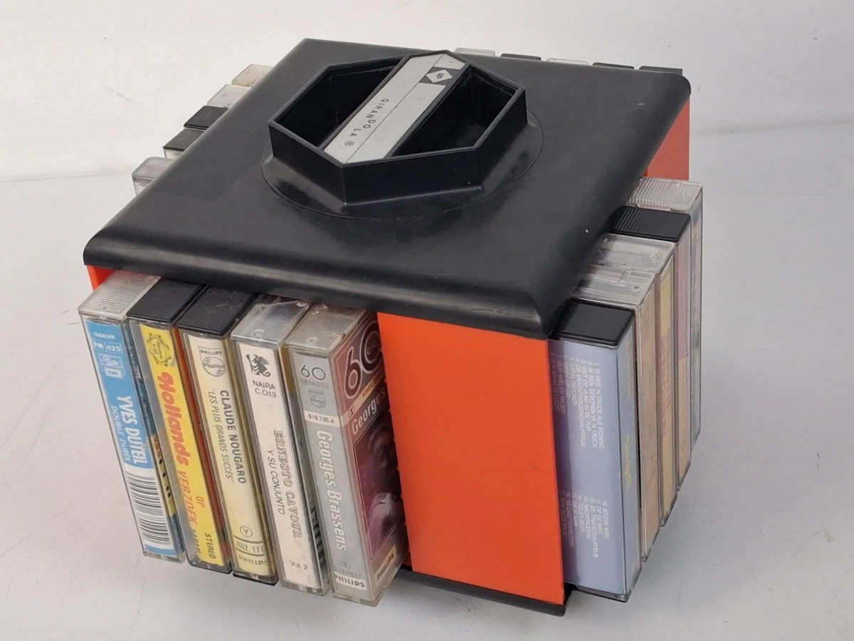 Cassettecarousel gevuld met muziekcassettes