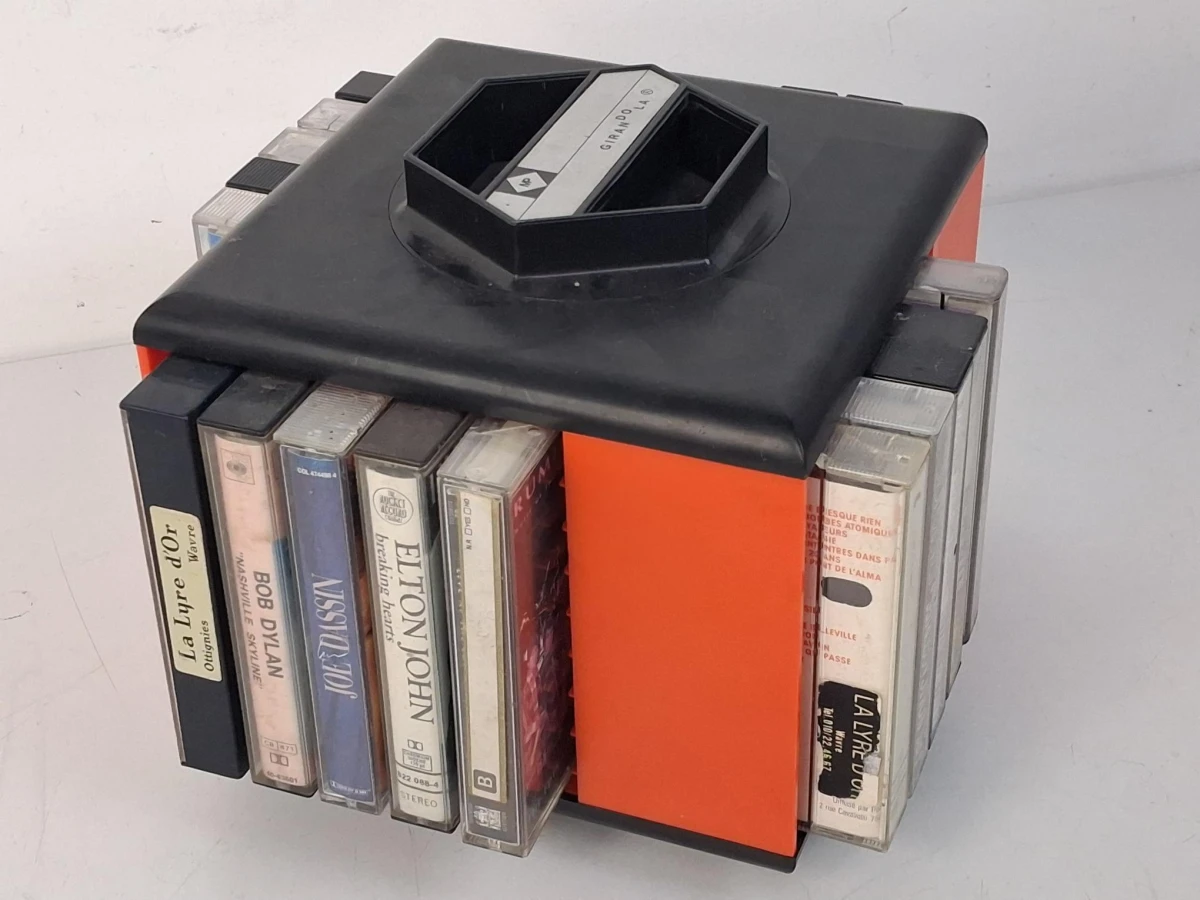Cassettecarousel gevuld met muziekcassettes