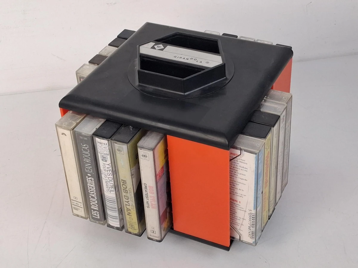 Cassettecarousel gevuld met muziekcassettes