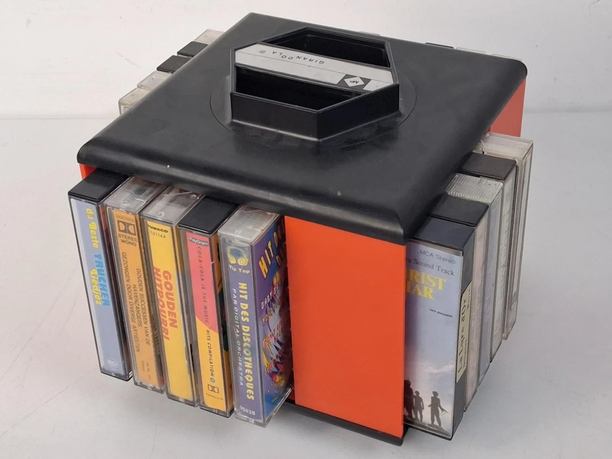 Cassettecarousel gevuld met muziekcassettes