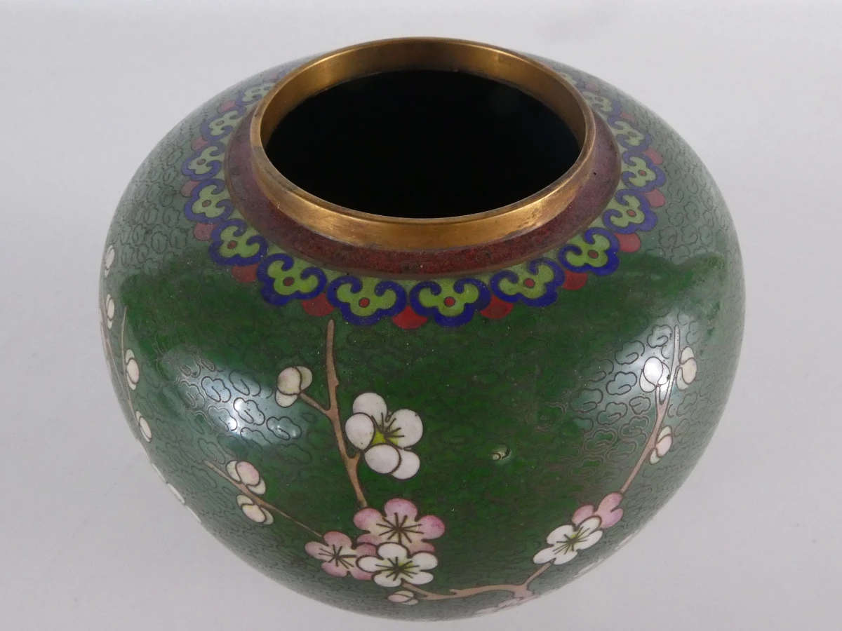 Groene cloisonné dekselpot met bloem- en vogelmotief