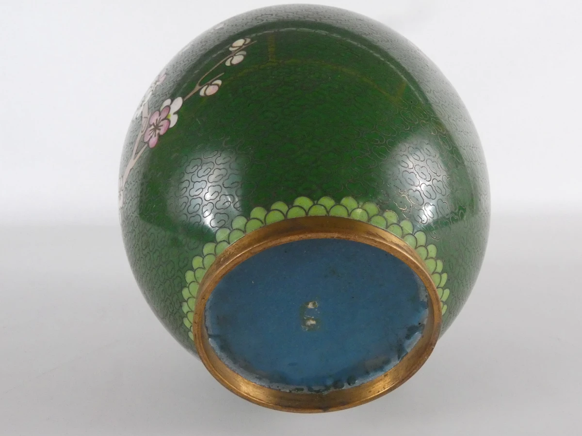 Groene cloisonné dekselpot met bloem- en vogelmotief