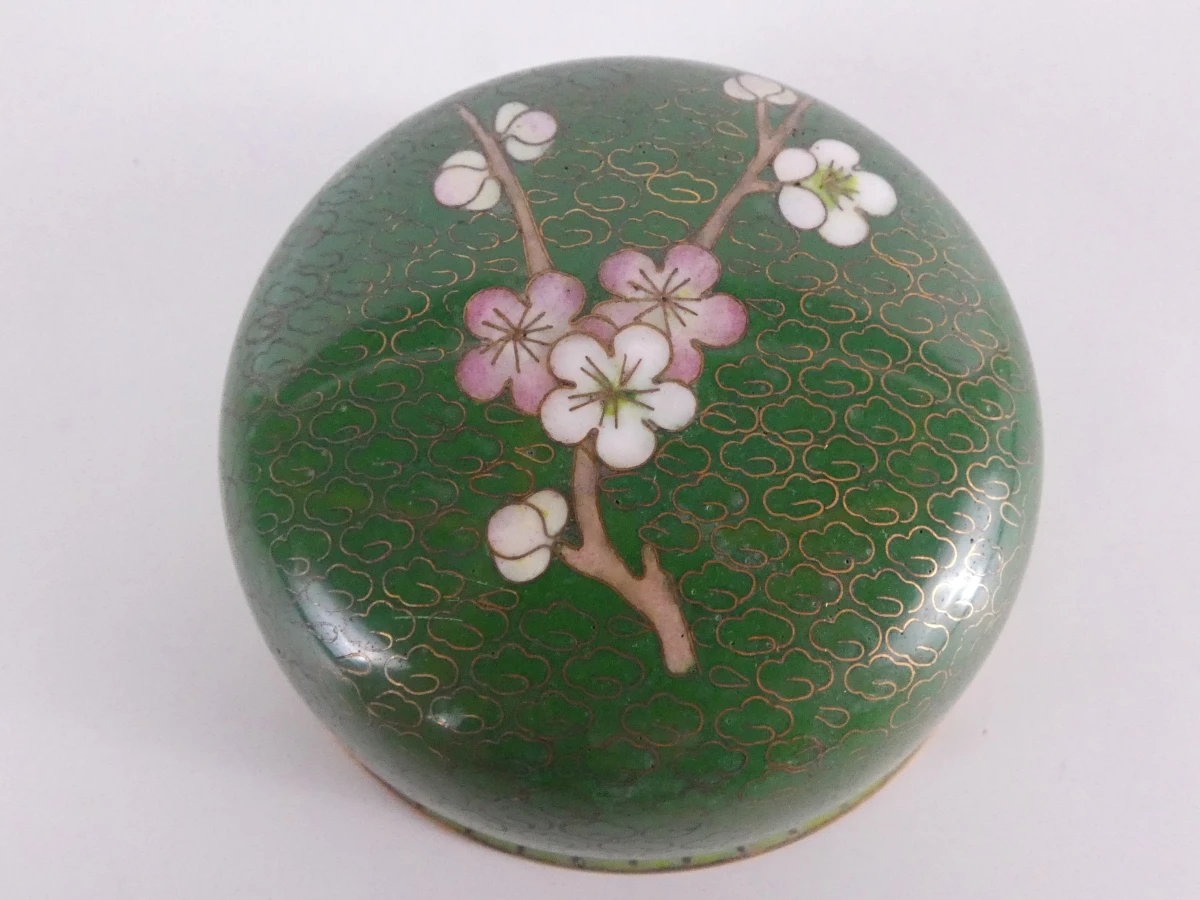 Groene cloisonné dekselpot met bloem- en vogelmotief