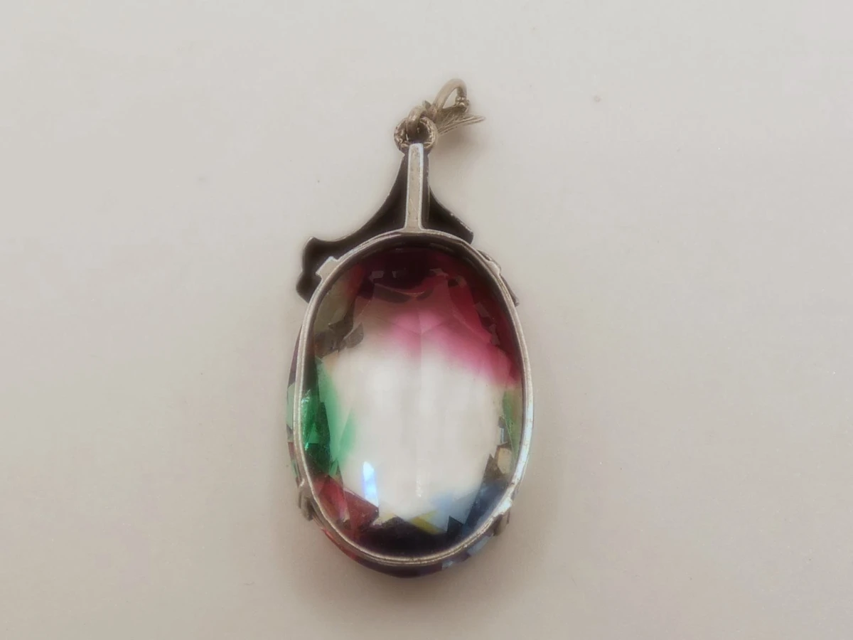 Zilveren hanger met kleurrijke facetsteen