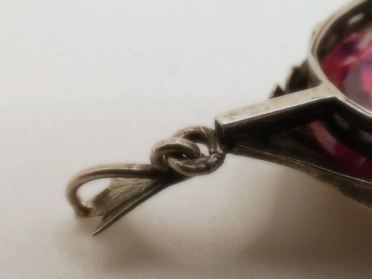 Zilveren hanger met kleurrijke facetsteen